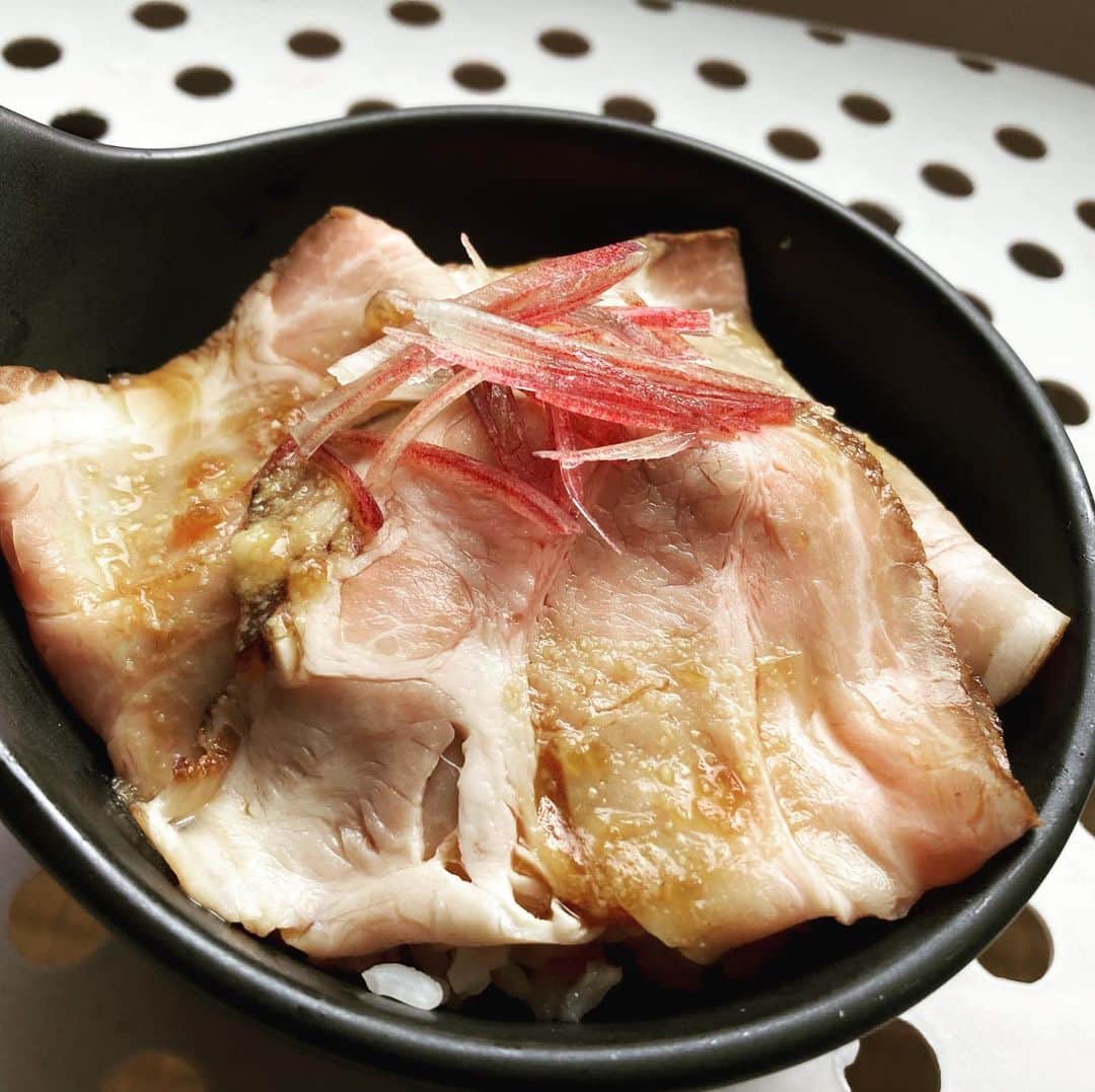 帯広さやかのインスタグラム：「The roast pork at Supermarket Maruetsu was delicious. I prefer brown rice these days.」