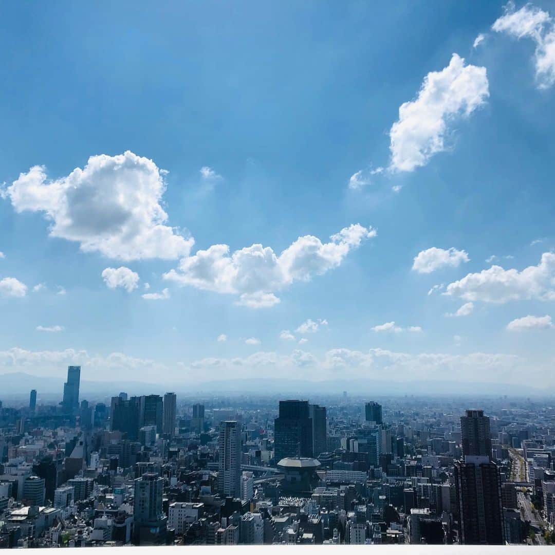 原日出子さんのインスタグラム写真 - (原日出子Instagram)「広島ロケからの 大阪ライブな日😊 映画のロケで 江田島へ。 いいお天気で 撮影も順調に終わりました👍 帰りは 大阪に寄り道。 娘ちゃんが参加している 某有名アーティストのライブへ💖 奇跡のように間に合って 東京から帰ってきた 大阪のお友達と一緒に 観ることができました✨ 夜は 大阪のソウルフードで乾杯し 彼女のマンションにお泊まり😊 いっぱいおしゃべりして  抜群の夜景と 朝の景色も楽しんで またまたリフレッシュ✨ パワーチャージして 帰りまーす♪  #お仕事 #映画ロケ #広島 #大阪 #親友と #毎日を楽しく #玉ちゃん」10月9日 14時19分 - hara_hideko