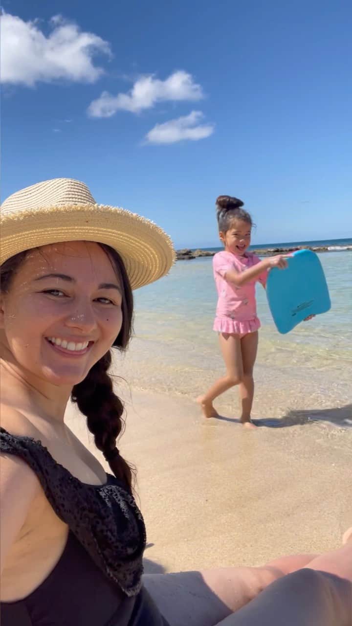 エリナ シルカのインスタグラム：「Beach day at the Lagoons in Ko’Olina 🌺 オアフ島の西側にあるコオリナラグーンは波が無くて小さな子供が安全に思いっきり遊べる最高なビーチ。透き通ってる水には魚も沢山🐠 運が良ければウミガメやアザラシにもで会えるよ〜😎」