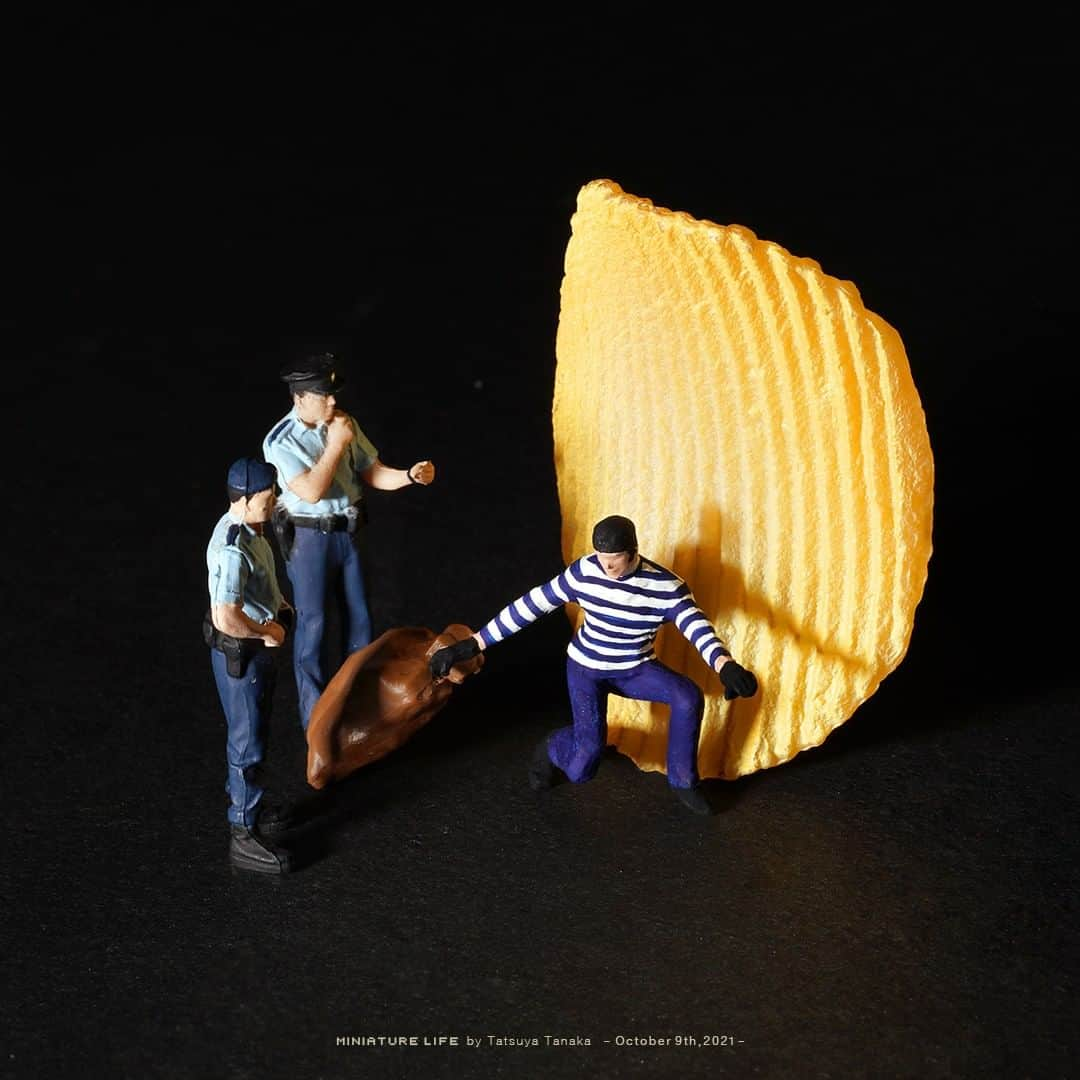 田中達也さんのインスタグラム写真 - (田中達也Instagram)「⠀ “Chips Thief” 　 サクッと捕まえました 　 ──────────────────── 《EXHIBITION info》 ⠀ 【2020年ドバイ国際博覧会 日本館】 Expo 2020 Dubai Japan Pavilion until: Mar. 31, 2022 ⠀ 【MINIATURE LIFE展 in 青森】 MINIATURE LIFE EXHIBITION in Aomori Oct. 16, 2021 - Nov. 28, 2021 ⠀ 【MINIATURE LIFE展 in ソウル】 MINIATURE LIFE SEOUL Oct. 30, 2021 - Jan. 9, 2022 ⠀」10月9日 7時00分 - tanaka_tatsuya