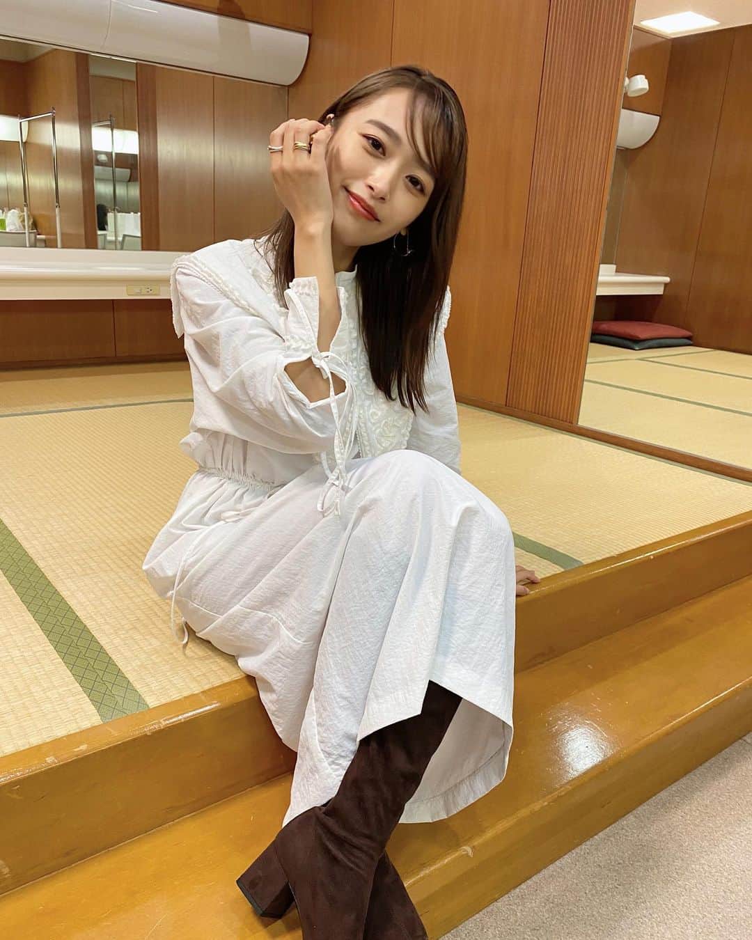 近藤千尋のインスタグラム：「昨日のラヴィット衣装は 真っ白でした💕 ブーツが秋を感じますね〜👢 学級崩壊と言われている金曜ラヴィット たくさん笑ったなぁ😂😂😂😂 @tbs_loveit  スシローさん美味しすぎました🍣❤️  ワンピース @tiit_tokyo @the.pr_  アクセサリー @e.m.portrait @d.u.e_official  シューズ @charleskeith_jp」