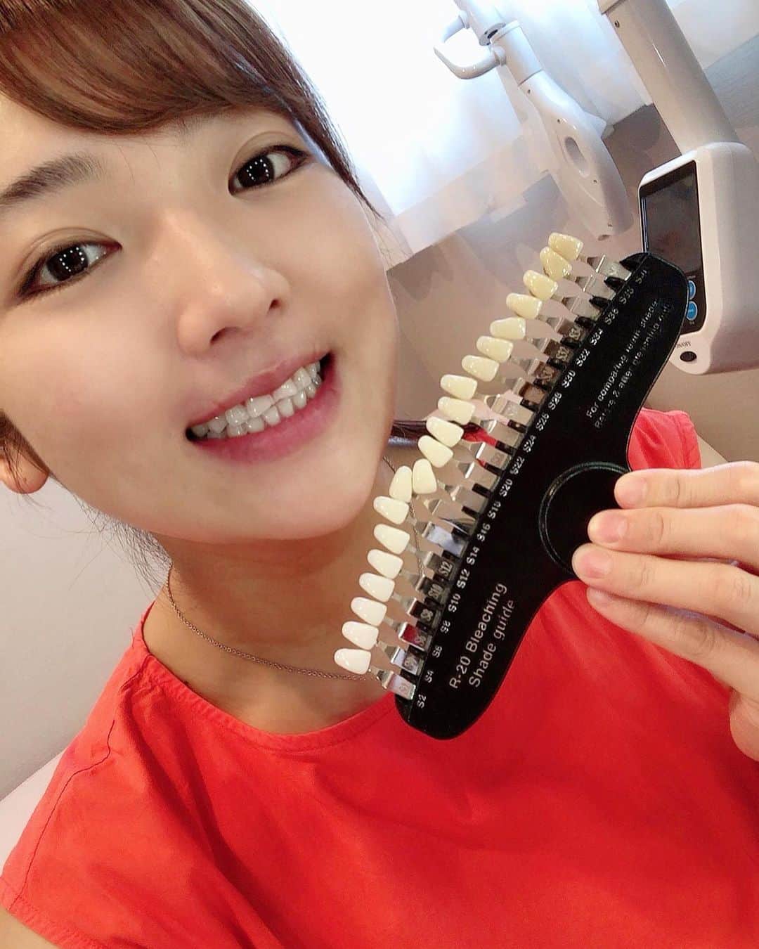 神咲詩織のインスタグラム：「・ ・ ・ ・こんにちはん！(おはようか🤔✨) ・ ・ ・昨日はプラチナムビューティー銀座店様( @platinum_beauty_ginza )にてセルフホワイトニングをしてきました☺️✨ ・ ・1番人気のプレミアムコースを受けました！！ ・ ・ ・セルフホワイトニングは過去に(と言っても2.3年前～1年前くらいの間)何度か行ったことがあるのですが、最近は全然だったので久々でした🙌✨ ・ ・ ・やっぱりいくら綺麗にケアしていてもジワジワと着色していってしまいますよね😗 ・ ・ ・私はやっぱり口元ってとても大切だと思っているので(口元が綺麗なだけでとても笑顔が素敵に見えると思っている！)今回お邪魔させていただいて効果に大満足です☺️✨ ・ ・ ・トーンもだいぶ上がってるんるん✨ ・ ・ちゃんと通って白くてピカピカの歯をキープ出来るように頑張ります🦷✨ ・ ・ ・サロン内がとっても綺麗で居心地よすぎでした🥺✨ ・ ・ずっとベッドでゴロゴロしてたくなりました🤣 ・ ・ ・ ・3枚目はLEDライト照射中🔦(なんかシュールだよねw) ・ ・全然痛みとかはなくて、ほんのり温かくて眠くなります🤣 ・ ・ ・私のインスタを見たよーって行ってくださった方にはなにやらいい事があるそうなので、気になっている方はサロンへ是非行ってみてくださいね☺️💕 ・ ・ ・ @platinum_beauty_kitasenju  @platinum_beauty_omotesando  @platinum_beauty_shinjuku  @aiko.to.kyon   #ホワイトニング銀座」