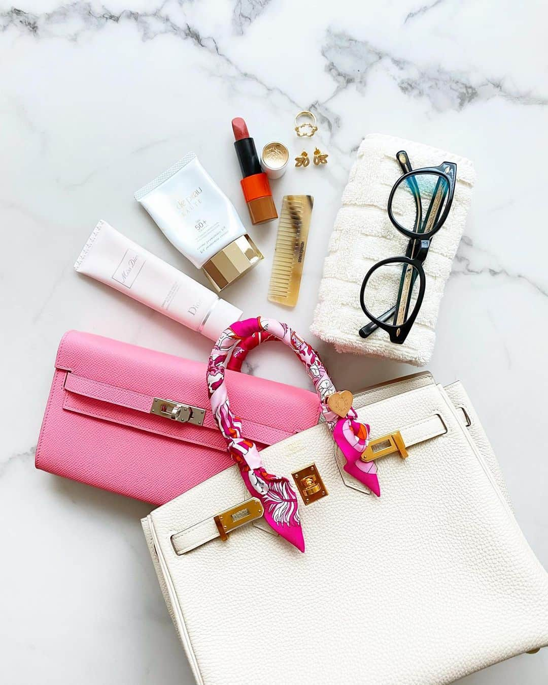 岡部あゆみさんのインスタグラム写真 - (岡部あゆみInstagram)「What's in my bag💗💞💄👓 久しぶりに鞄の中身♡  よく手を洗うのでハンドクリームや除菌ジェル、髪と浮腫み防止に良いと言われている"手作り黒豆茶"もタンブラーに入れて持ち歩いています🍵黒豆茶の作り方は4枚目に📄」10月9日 9時23分 - ayumi_okabe