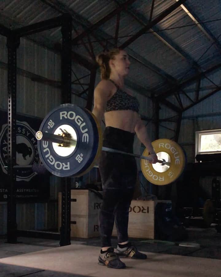 マッティ・ロジャーズのインスタグラム：「Training in the dark, but not for too much longer! We should have lights in here in the next week or two, which is one of the last steps till the gym is completely done.  All powers and positional work this week, which made for a lot of combos of my least favorite things 🙃 haven’t done powers since before the Olympics, so lots of weird, awkward and uncomfortable this week, but some glimpses of speed coming in as well. We’ll just call this set “powers”」