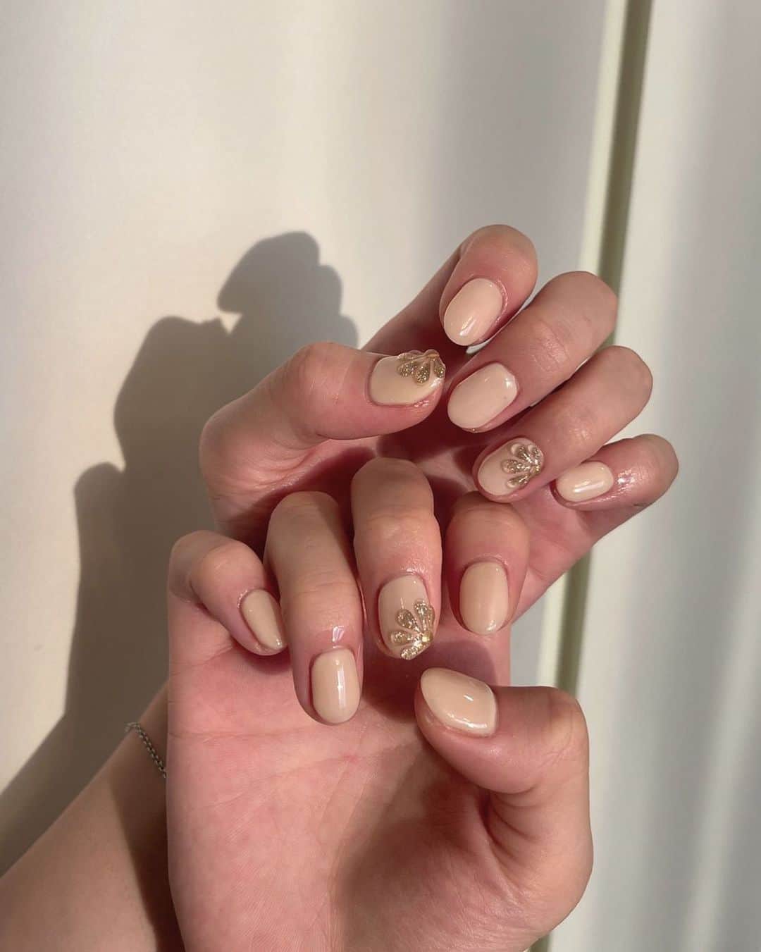 のインスタグラム：「産後初ネイル💅 @nym.nail   自宅までネイルしにきてくれた 高校時代からの友達。  ずーっと自宅に居るので 何気なく話すこの時間が最高に癒しでした☺️🤍  たくさん息子も愛でてくれてありがとう〜！👶✨」
