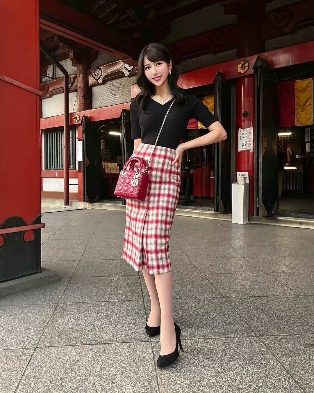 のインスタグラム：「⛩🇯🇵❤️ 𝑹𝒆𝒅 × 𝑪𝒉𝒆𝒄𝒌𝒆𝒅 𝒔𝒌𝒊𝒓𝒕 🍒 こんにちは😊 . 先日のお出かけコーデ🐾 . 秋らしいチェック柄のペンシルスカートに一目惚れして @lovebonito.jp でポチッとしました🐶 . 赤なのでクリスマスシーズンまで着られそうです🎄🍷 . . . 黒髪と背景が相まって ザ・アジアな写真になりました😇💕 (日本人だから間違ってはいない。笑) . . . Tops：#uniqlo #ユニジョ Skirt：#lovebonito #ラブボニート Bag：#dior #レディディオール Pumps：#diana #ダイアナ . . . . . #大須食べ歩き #大須カフェ #大須グルメ #大須 #大須商店街 #食べ歩き #赤コーデ #秋コーデ #紅葉狩り #クリスマスコーデ #チェックスカート #チェックコーデ #ペンシルスカート #タイトスカート #チェック柄 #大須観音 #osukannon」