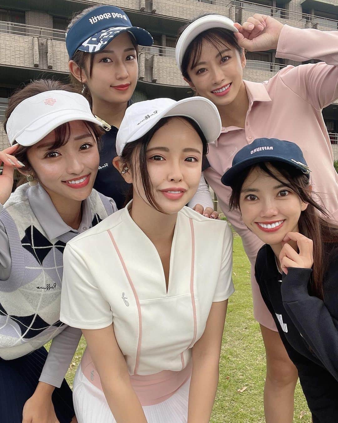 hina2221のインスタグラム：「@raffiuro_japan  今回は身内だけのコンペ😌💓 次回はみんなが来ていただけるような女子会イベントをやりたいなー🥰 どんなの興味がありますか？ . . . .  #ゴルフ女子#ゴルフ男子#ゴルフ初心者#ごるふ女子#ごるふ男子#ゴルフ女子初心者#レザレクション#レザレクショントウキョウ#レザレクションコーデ#ゴルフコーデ#ゴルフウェア#インスタゴルフ女子#ゴルフ好き##インスタゴルフ部#ドライバー#スイング動画#巻き髪ロング #golfgirlsofinstagram#高尔夫#日焼け」