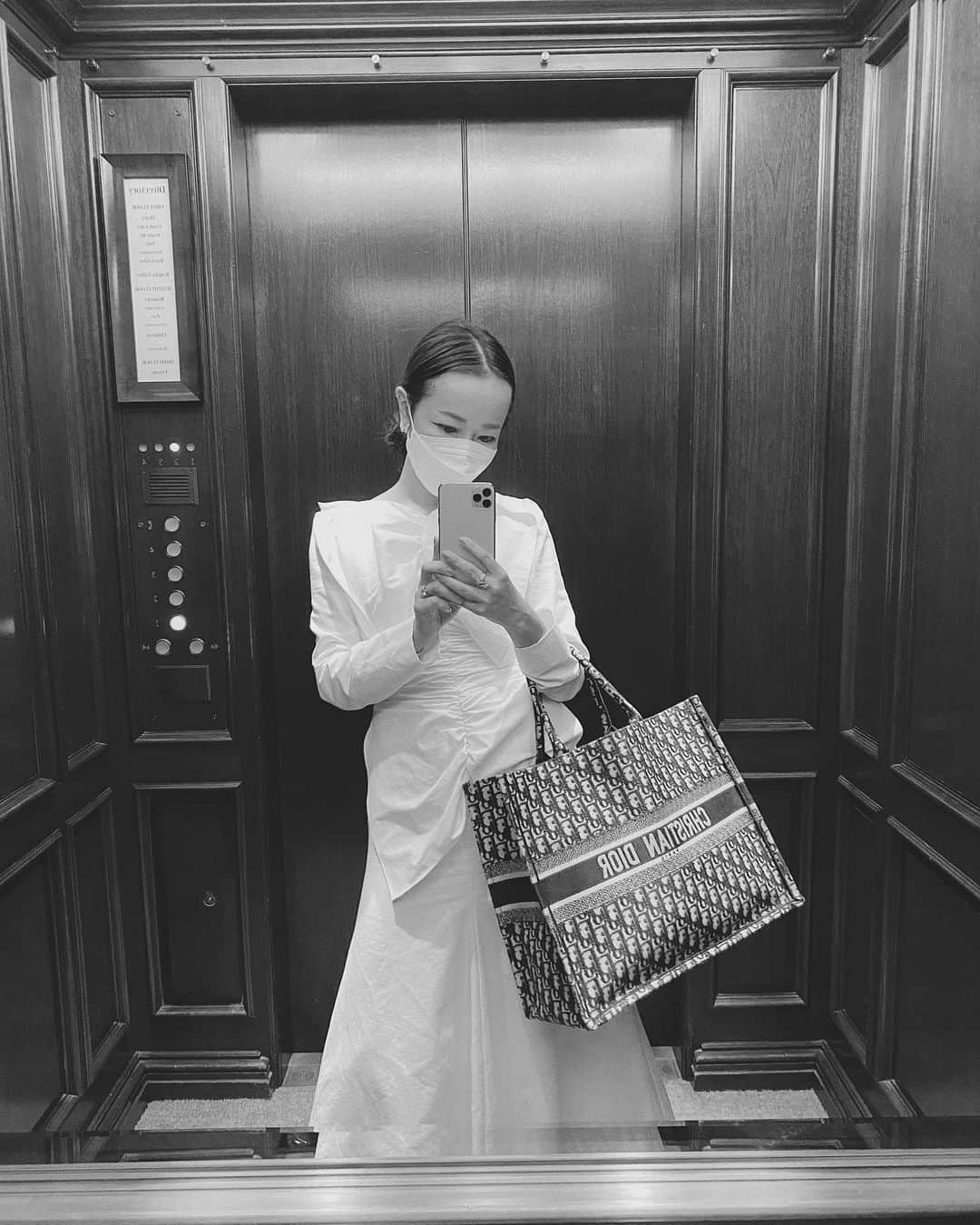 翁安芸さんのインスタグラム写真 - (翁安芸Instagram)「素敵なエレベーターに鏡があったので🤍  Dress #edit Bag #dior Earrings #vancleefarpels   #akiweng #翁安芸 #tokyo」10月9日 10時49分 - akinyc