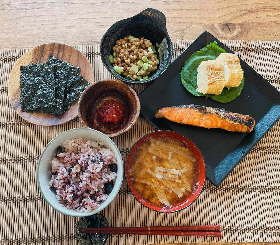 薄井しお里さんのインスタグラム写真 - (薄井しお里Instagram)「朝の充実感を上げています💓 普段から料理は作るのですが、最近は、時間のある朝はきちんとした朝食を取るようにこころがけています😌 （普段は納豆ご飯と味噌汁で簡単ご飯なのは秘密だよ😬） お魚焼いて、卵焼きを丁寧に焼く時間は、朝からとても充実した気分にしてくれる😮‍💨👏 納豆も器に盛り付けるだけで気分は上がるよね🥰 ちゃんとしたものを食べたいから、朝は仙台にある大好きなお魚屋さんの筋子をチョイス💭 もう何年お世話になっていることか😎✨ 定期的にお取り寄せしていて、この日焼いた塩鮭も #仙臺魚市　のものです☺️ 近くの人はぜひお店の宇佐美さんを訪ねてみてね😶💗 旬の美味しいお魚を丁寧に教えてくれるよ😇 お取り寄せもあります😇  お米は最近は黒米にハマっています！ 夜黒豆茶を飲むんだけど、その黒豆も入れちゃって、豆ご飯にしてます☺️ だし巻き卵はきちんと巻きすで仕上げてるので見栄えもよさげ！✨ よく見ると大したものは作ってないのだけど、美味しいお魚と筋子をプラスして、贅沢ご飯となりました🦋 寒くなる前に体作りをしっかりしたいところー！ 皆さま今月も頑張りましょう〜！🥰💗 #手作りご飯　#おうちごはん　#贅沢朝ごはん　#普通の朝ごはん　#鮭定食　#黒米　#藤崎デパート　#しお里ごはん」10月9日 11時08分 - shiori.uuu