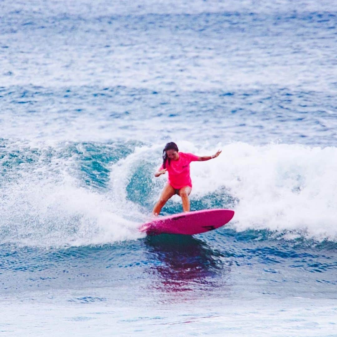 アリッサ ウーテンさんのインスタグラム写真 - (アリッサ ウーテンInstagram)「When you have Shaka you can Bank from anywhere! Just finished a surf sesh? BillPay from the beach! Just like I did 💦 Hawaii’s First Digital Checking Account/All Digital Experience, Shaka is 100% online. With tools and features designed to make life easier. In just five minutes, you can open a Shaka account and access features like BillPay. All without setting foot inside a bank! Make sure you sign up for the waitlist to get some free swag, like the pink shirt I am wearing!  ***Free Swag will be available to everyone who signs up for the waitlist between 10/1-11/7/2021  o Signing up for the wait list is not a commitment to sign-up for Shaka checking.  o Shaka checking account opening will be available online at cpb.bank/shaka beginning 11/8/2021.  @cpb_hawaii #ad #shakacrew #shakabycpb #shakachecking #wherepeoplelikebanking  Member FDIC  PC @haakeaulana」10月9日 11時13分 - alyssawooten