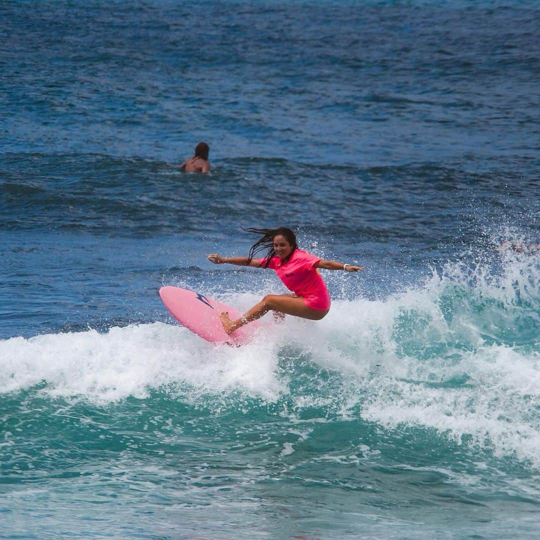 アリッサ ウーテンさんのインスタグラム写真 - (アリッサ ウーテンInstagram)「When you have Shaka you can Bank from anywhere! Just finished a surf sesh? BillPay from the beach! Just like I did 💦 Hawaii’s First Digital Checking Account/All Digital Experience, Shaka is 100% online. With tools and features designed to make life easier. In just five minutes, you can open a Shaka account and access features like BillPay. All without setting foot inside a bank! Make sure you sign up for the waitlist to get some free swag, like the pink shirt I am wearing!  ***Free Swag will be available to everyone who signs up for the waitlist between 10/1-11/7/2021  o Signing up for the wait list is not a commitment to sign-up for Shaka checking.  o Shaka checking account opening will be available online at cpb.bank/shaka beginning 11/8/2021.  @cpb_hawaii #ad #shakacrew #shakabycpb #shakachecking #wherepeoplelikebanking  Member FDIC  PC @haakeaulana」10月9日 11時13分 - alyssawooten