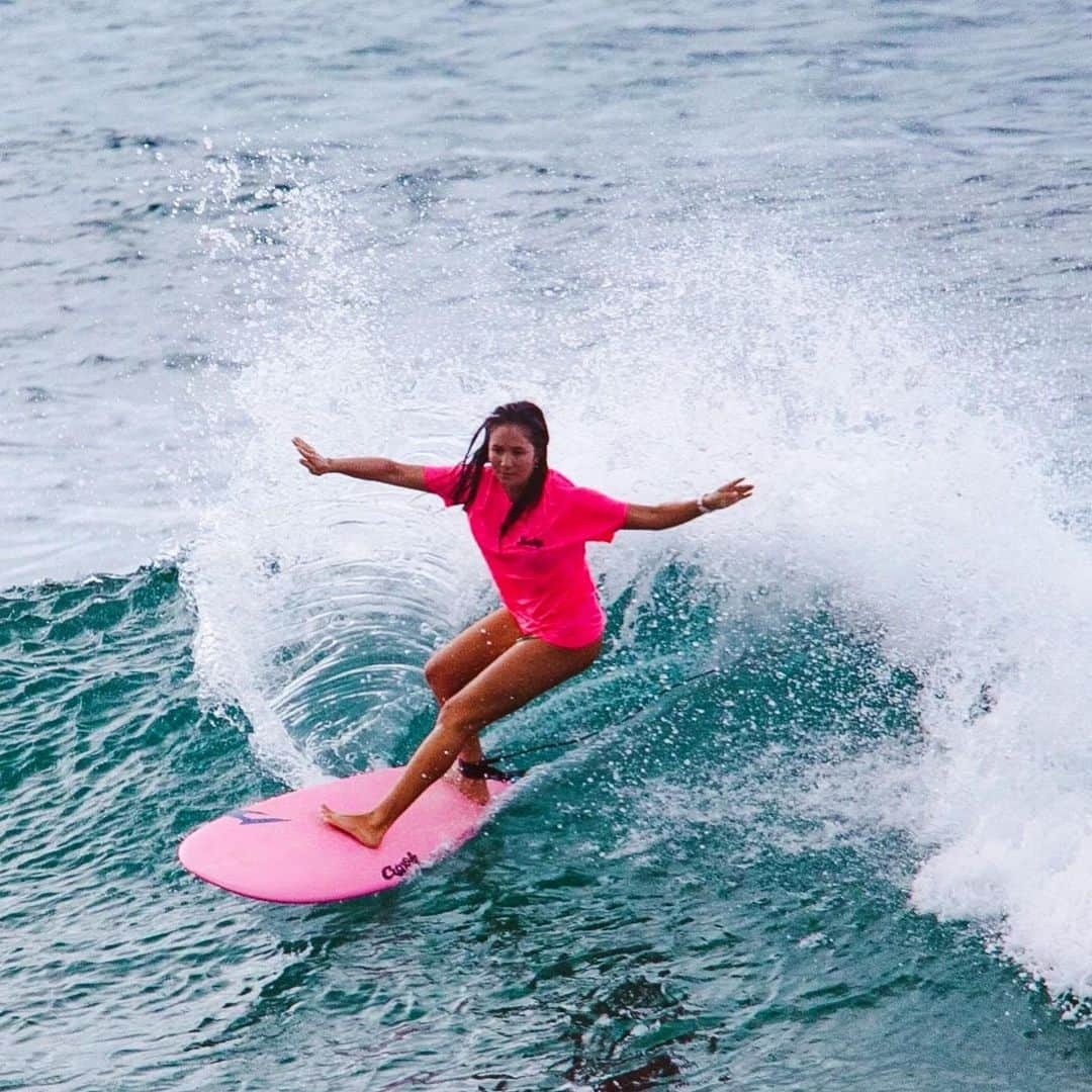 アリッサ ウーテンのインスタグラム：「When you have Shaka you can Bank from anywhere! Just finished a surf sesh? BillPay from the beach! Just like I did 💦 Hawaii’s First Digital Checking Account/All Digital Experience, Shaka is 100% online. With tools and features designed to make life easier. In just five minutes, you can open a Shaka account and access features like BillPay. All without setting foot inside a bank! Make sure you sign up for the waitlist to get some free swag, like the pink shirt I am wearing!  ***Free Swag will be available to everyone who signs up for the waitlist between 10/1-11/7/2021  o Signing up for the wait list is not a commitment to sign-up for Shaka checking.  o Shaka checking account opening will be available online at cpb.bank/shaka beginning 11/8/2021.  @cpb_hawaii #ad #shakacrew #shakabycpb #shakachecking #wherepeoplelikebanking  Member FDIC  PC @haakeaulana」