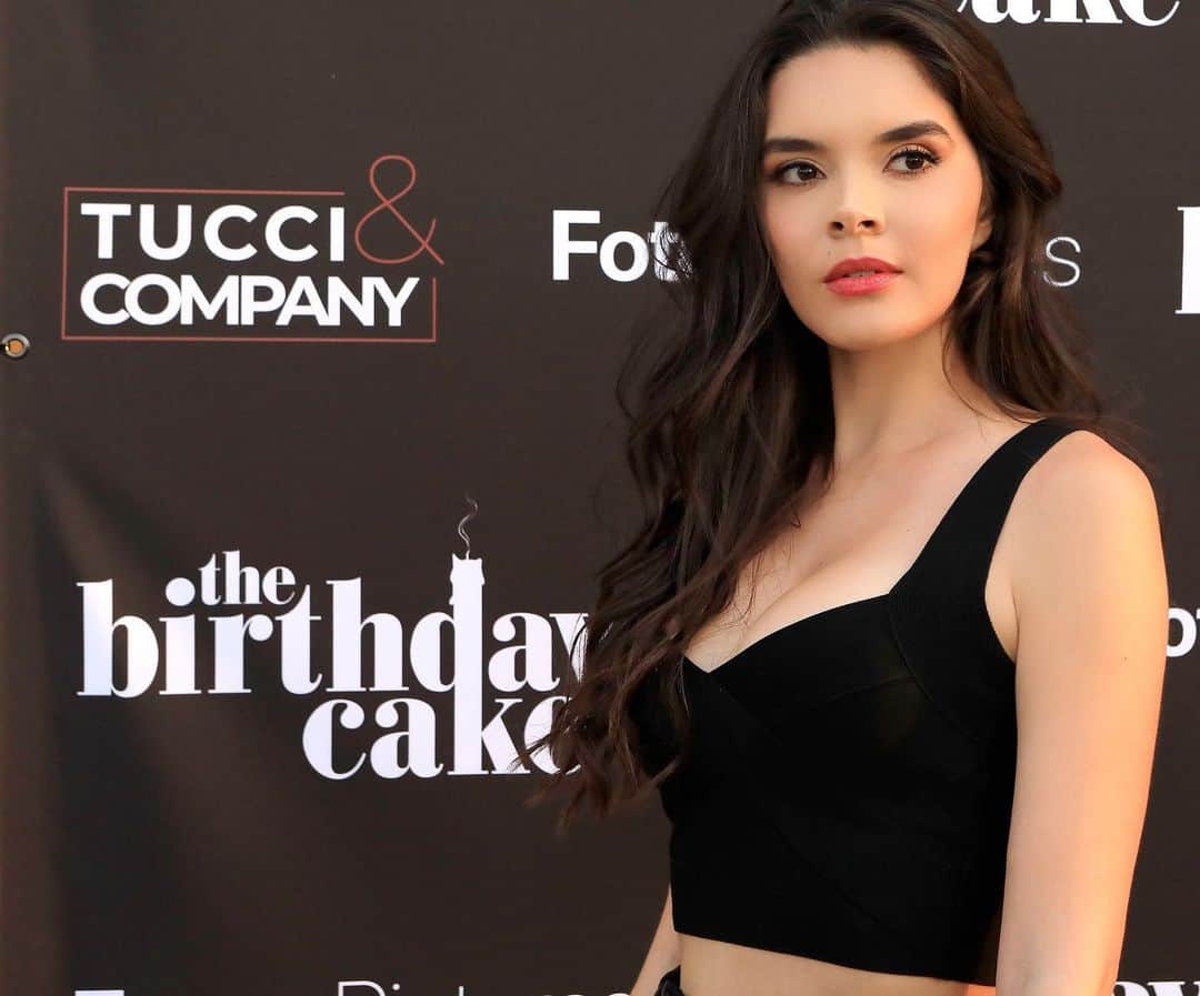 パオラ・ポーリンのインスタグラム：「Thank you everyone for the amazing support to our movie @thebirthdaycakemovie putting it on the top charts , I’m so proud and happy to be a producer on it and the amazing team that made it happened!🎥 - Here it’s a photo dump to celebrate 🎉😝🤌 @paolapaulinventures  - Hair and Makeup by @karleemakeup  - Gracias a todos por el increíble apoyo a nuestra película @thebirthdaycakemovie , posicionándola en el top de películas más vistas !, Estoy muy orgullosa y feliz de ser una productora en ella  y del increíble equipo que hizo que sucediera.🎥 - Les comparto un volcado de fotos para celebrar 🎉😝🤌 @paolapaulinventures」