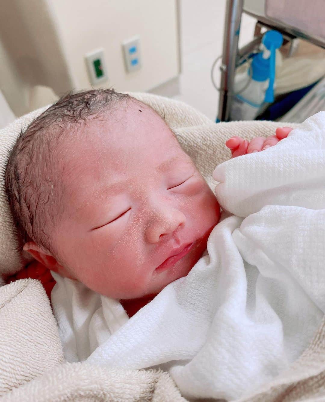 吉田ちかさんのインスタグラム写真 - (吉田ちかInstagram)「👶🏻💕✨Our baby is here✨💕👶🏻  This may come as a bit of a surprise since I was just posting about getting out of the hospital where I’ve been for the last two weeks getting bedrest to prevent preterm labor…  but here he is!!   I entered 37 weeks yesterday and with the baby safe to come out whenever, I was scheduled to go home. But around 3AM I went into labor! And a little past 1PM, I gave birth to a healthy baby boy! It was like he was saying, “Hey, you said I could come out whenever now!”  All in all, we had a very safe delivery, but the labor pains were of course brutal and our baby was in breech position so that made for a unique delivery, and there were definitely moments when I didn’t think I could get through it.   With covid, I couldn’t have osaru-san with me like last time, but the doctors and nurses were extremely supportive and encouraging, and with their help we were  able to safely welcome our baby into the world!  Just two days ago, I was hoping to go home to see Pudding and organize the house a bit, but come to think of it, I probably would’t have gotten much done with the big belly and Pudding would have probably been like “why isn’t the baby born yet?! You have to go back to the hospital again?! “  So even though I won’t get to see Pudding for a little while longer, at least now when I go home next week I’ll have her little brother with me💕   I think it all worked out in the end. Looks like our little boy was thinking about his big sister even before he was born!!   前回の投稿では退院の話をしていたので、突然すぎてびっくりかもですが😅 昨日元気な男の子が産まれました！  実は、昨日で妊娠37週に入り、赤ちゃんがいつ産まれてもいい時期になったので一旦退院する予定だったのですが、夜中の3時にまさかの陣痛‼️そして、13時過ぎに元気な男の子が産まれました❤️  安産ではありましたが、陣痛の痛みはもちろん辛くて、逆子の経膣分娩という比較的珍しいお産だったということもあり、後半は心が折れそうになった瞬間もありました😭   コロナ禍で前回のようにおさるさんに立ち会ってもらうこともできず、少し不安もありましたが、優しい先生たちと助産師さんさんたちがずっと支えてくれて、無事に産むことができました。  一昨日までは、一旦退院してプリンに会って、家を少し整えたいと思っていましたが😅 実際帰ったところで大きなお腹では何もできなかっただろうし、プリンも「なんでまだ産まれてないの？？また病院に行くの？？」ってなったかと思いますw   プリンにはもう少し我慢してもらうことになりますが、来週会う時にはbabyと一緒にお家に帰れる💕その方が結果良かったのかも！既にお姉ちゃん想いのベビーです👶🏻✨  皆さん、沢山の応援メッセージありがとうございました❤️本日、午後から母子同室なにるので、楽しみです😆」10月9日 11時52分 - bilingirl_chika