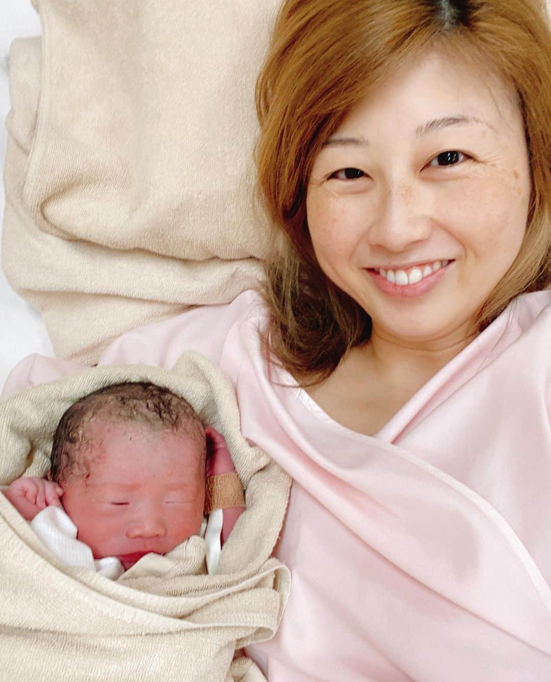 吉田ちかさんのインスタグラム写真 - (吉田ちかInstagram)「👶🏻💕✨Our baby is here✨💕👶🏻  This may come as a bit of a surprise since I was just posting about getting out of the hospital where I’ve been for the last two weeks getting bedrest to prevent preterm labor…  but here he is!!   I entered 37 weeks yesterday and with the baby safe to come out whenever, I was scheduled to go home. But around 3AM I went into labor! And a little past 1PM, I gave birth to a healthy baby boy! It was like he was saying, “Hey, you said I could come out whenever now!”  All in all, we had a very safe delivery, but the labor pains were of course brutal and our baby was in breech position so that made for a unique delivery, and there were definitely moments when I didn’t think I could get through it.   With covid, I couldn’t have osaru-san with me like last time, but the doctors and nurses were extremely supportive and encouraging, and with their help we were  able to safely welcome our baby into the world!  Just two days ago, I was hoping to go home to see Pudding and organize the house a bit, but come to think of it, I probably would’t have gotten much done with the big belly and Pudding would have probably been like “why isn’t the baby born yet?! You have to go back to the hospital again?! “  So even though I won’t get to see Pudding for a little while longer, at least now when I go home next week I’ll have her little brother with me💕   I think it all worked out in the end. Looks like our little boy was thinking about his big sister even before he was born!!   前回の投稿では退院の話をしていたので、突然すぎてびっくりかもですが😅 昨日元気な男の子が産まれました！  実は、昨日で妊娠37週に入り、赤ちゃんがいつ産まれてもいい時期になったので一旦退院する予定だったのですが、夜中の3時にまさかの陣痛‼️そして、13時過ぎに元気な男の子が産まれました❤️  安産ではありましたが、陣痛の痛みはもちろん辛くて、逆子の経膣分娩という比較的珍しいお産だったということもあり、後半は心が折れそうになった瞬間もありました😭   コロナ禍で前回のようにおさるさんに立ち会ってもらうこともできず、少し不安もありましたが、優しい先生たちと助産師さんさんたちがずっと支えてくれて、無事に産むことができました。  一昨日までは、一旦退院してプリンに会って、家を少し整えたいと思っていましたが😅 実際帰ったところで大きなお腹では何もできなかっただろうし、プリンも「なんでまだ産まれてないの？？また病院に行くの？？」ってなったかと思いますw   プリンにはもう少し我慢してもらうことになりますが、来週会う時にはbabyと一緒にお家に帰れる💕その方が結果良かったのかも！既にお姉ちゃん想いのベビーです👶🏻✨  皆さん、沢山の応援メッセージありがとうございました❤️本日、午後から母子同室なにるので、楽しみです😆」10月9日 11時52分 - bilingirl_chika