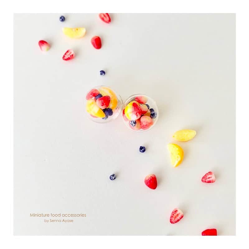 のインスタグラム：「いちごとレモンとブルーベリーのピアス。  Strawberries and lemons and blueberries’ Earrings.  #仙名彩世#ミニチュア#ミニチュアフード#いちご#レモン#ブルーベリー#ピアス#アクセサリー #sennaayase#handmade#miniature#miniaturefood#strawberry#lemon#blueberry#earring#accessory#手工制作#微型#微型食品#센나아야세#핸드메이드#미니어처#미니어처푸드」
