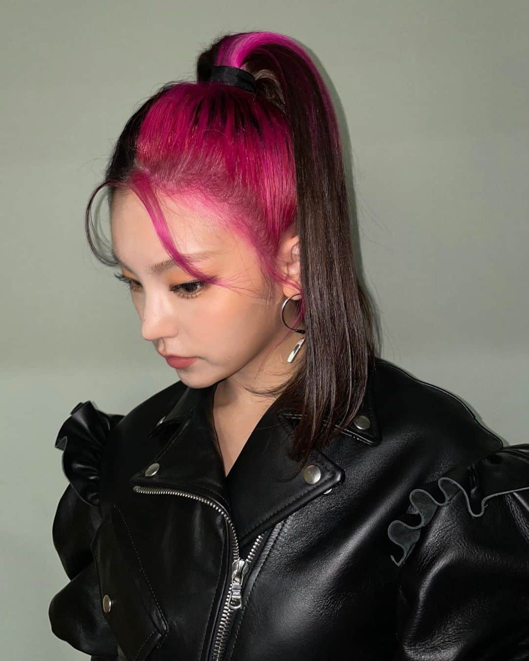 ITZYさんのインスタグラム写真 - (ITZYInstagram)「Pink&black hair 🖤💖  마지막 두컷은 RJ..📸」10月9日 12時13分 - itzy.all.in.us