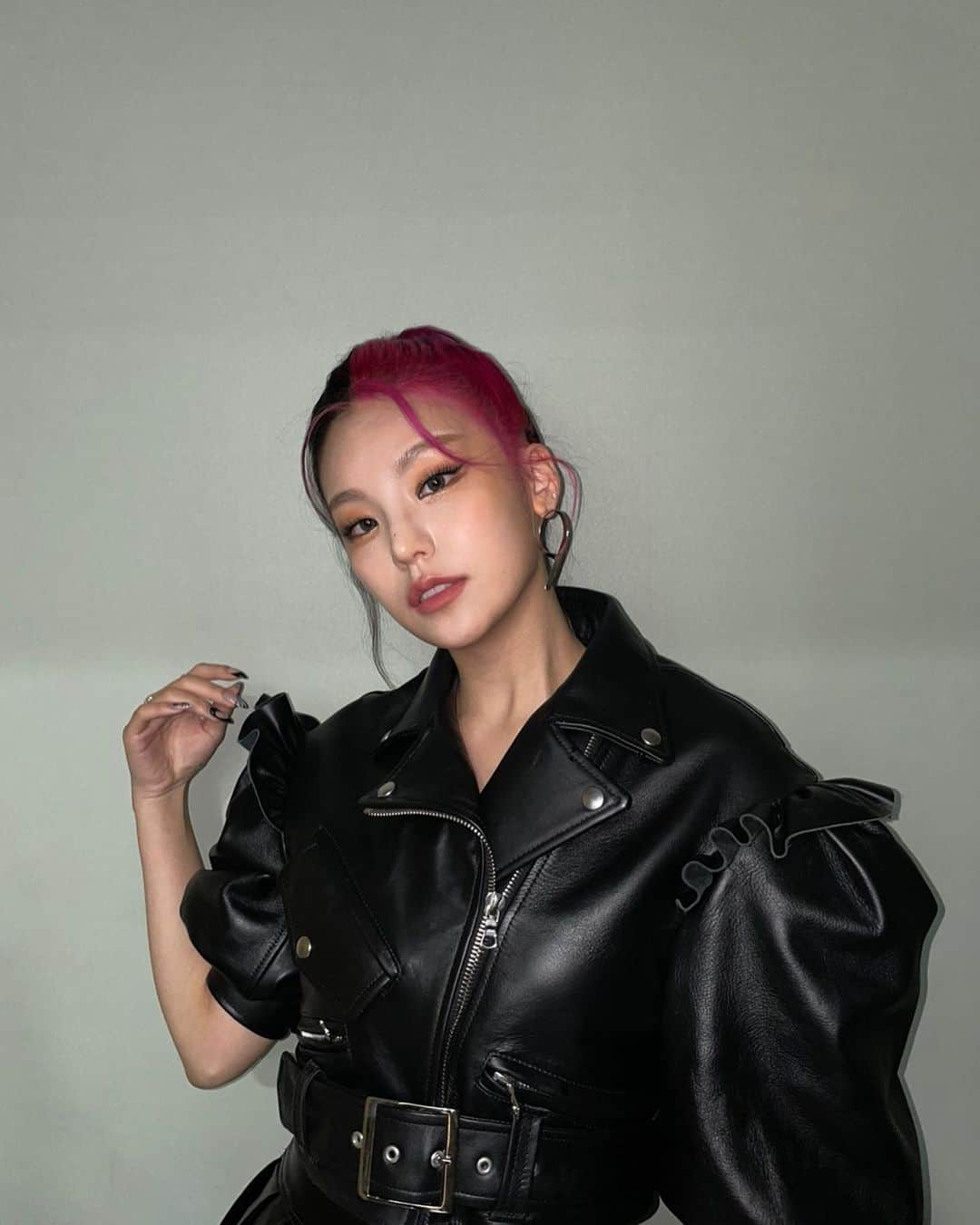 ITZYさんのインスタグラム写真 - (ITZYInstagram)「Pink&black hair 🖤💖  마지막 두컷은 RJ..📸」10月9日 12時13分 - itzy.all.in.us