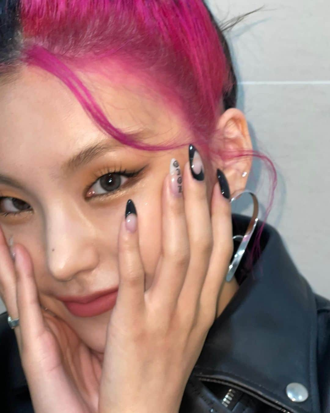 ITZYさんのインスタグラム写真 - (ITZYInstagram)「Pink&black hair 🖤💖  마지막 두컷은 RJ..📸」10月9日 12時13分 - itzy.all.in.us