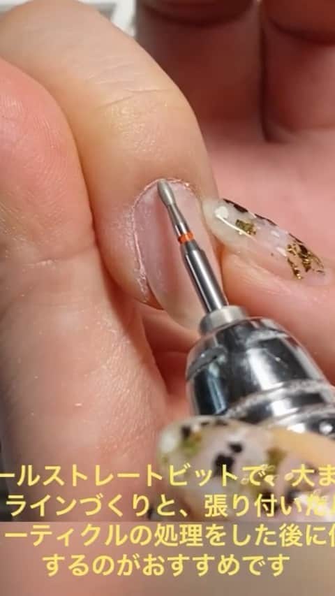 のインスタグラム：「Flicka nail arts SAORI先生🎲 @flickanail   10/13新発売の ミニラウンドダイヤモンド Ex ミニラウンドダイヤモンド 使用法動画をSAORI先生がUPしてくださいました🤤  これはとってもわかりやすい💡 解説付きですので是非見ていただき、よりキレイなポケットを手に入れましょう🥺  #Repost @flickanail ・・・ 10/13新発売の ミニラウンドダイヤモンド Ex ミニラウンドダイヤモンド 使用法を動画にしてみました  (youtubeには、その他のケア＆プレパレーション用ビットの使用法を流れで動画解説していますので、気になる方はぜひそちらをご覧ください)  スモールストレートビットで、張り付いた ルースキューティクルを削り飛ばしながら、 塗り口となるアウトラインを大まかに補正、 整形したあとにお使いになることで、更に ポケットがすっきりきれいに作れますので、 ジェルの塗り込みがとてもし易くなりますよ💡  ※動画ではサンプル品使用のため赤いラインが入っておりますが、実際の商品にはブルー、ホワイトのラインが入っておりそれぞれ見分けがつきやすくなっています」