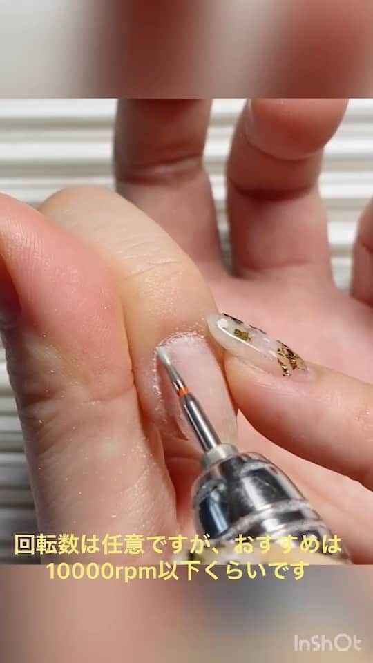 のインスタグラム：「flicka nail arts SAORI先生🎲 @flickanail   10/13新発売の ミニラウンドダイヤモンド Ex ミニラウンドダイヤモンド 使用法動画をSAORI先生がUPしてくださいました🤤  これはとってもわかりやすい💡 解説付きですので是非見ていただき、よりキレイなポケットを手に入れましょう🥺  #Repost @flickanail ・・・ 10/13新発売の ミニラウンドダイヤモンド Ex ミニラウンドダイヤモンド 使用法を動画にしてみました  (youtubeには、その他のケア＆プレパレーション用ビットの使用法を流れで動画解説していますので、気になる方はぜひそちらをご覧ください)  スモールストレートビットで、張り付いた ルースキューティクルを削り飛ばしながら、 塗り口となるアウトラインを大まかに補正、 整形したあとにお使いになることで、更に ポケットがすっきりきれいに作れますので、 ジェルの塗り込みがとてもし易くなりますよ💡  ※動画ではサンプル品使用のため赤いラインが入っておりますが、実際の商品にはブルー、ホワイトのラインが入っておりそれぞれ見分けがつきやすくなっています」