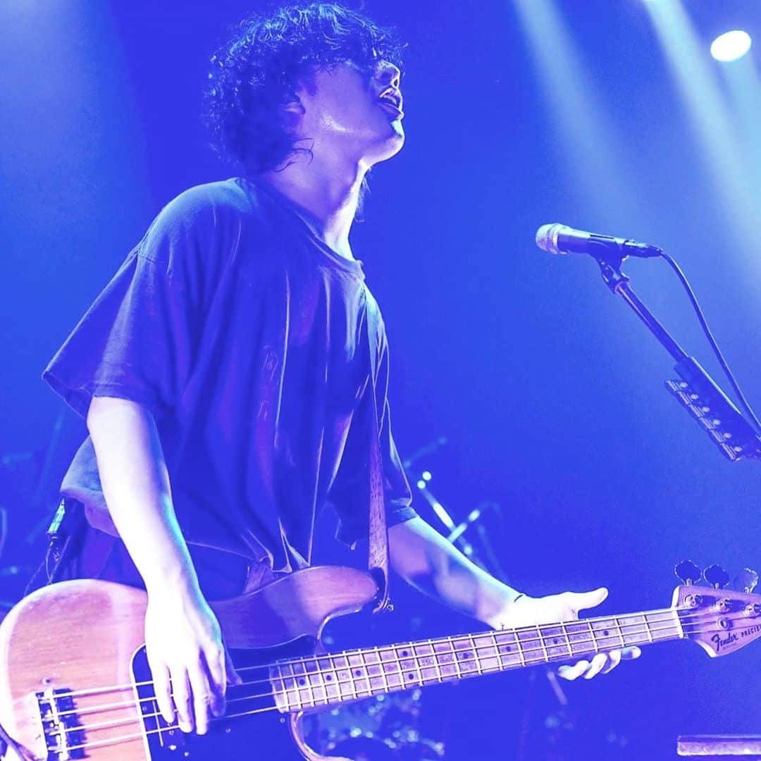 磯部寛之のインスタグラム：「Slept well after a great gig. Thanks to [Alexandros] crew members for coming out to our show last night. Fun times. Hiro 最高のライブ後はよく寝れた。そろそろ起きよっと。crewメンバーの皆さん昨日は来てくれてありがとう。これからも我々クルーの一員として共に過ごしていけたら嬉しいです。いやーそれにしても楽しかったな。レアというか何というか。笑　ひろ #alexandros #live #clubcitta #kawasaki #alexandroscrew #exclusive」