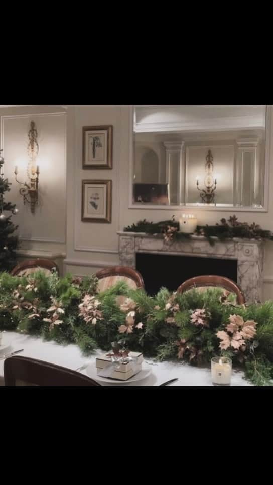 JUNNAのインスタグラム：「✴︎  @jomalonelondon   🕯Jo Malone London Christmas Collection ✨  　  会場に星屑のようにちりばめられた華やかな香りのギフトの数々...  ジュエリーの様に香りを重ねて纏う Jo Malone London の香りの楽しみ方が好き  手首にバングルをする様に 耳たぶにピアスを飾る様に...ちょんちょんと香りのレイヤード  Christmas Collectionの香りは 冬らしく重さを感じるものや 少しスパイスの薫る甘い香り 香りから暖かさを感じるものばかり  会場は香りでクリスマスの世界を旅する特別な時間でした...  #jomalonelondon #jomalone #seasonofscent#クリスマス#クリスマスコフレ #ジョーマローン#香水 #香り #パフューム #フレグランス #キャンドル#ルームフレグランス」