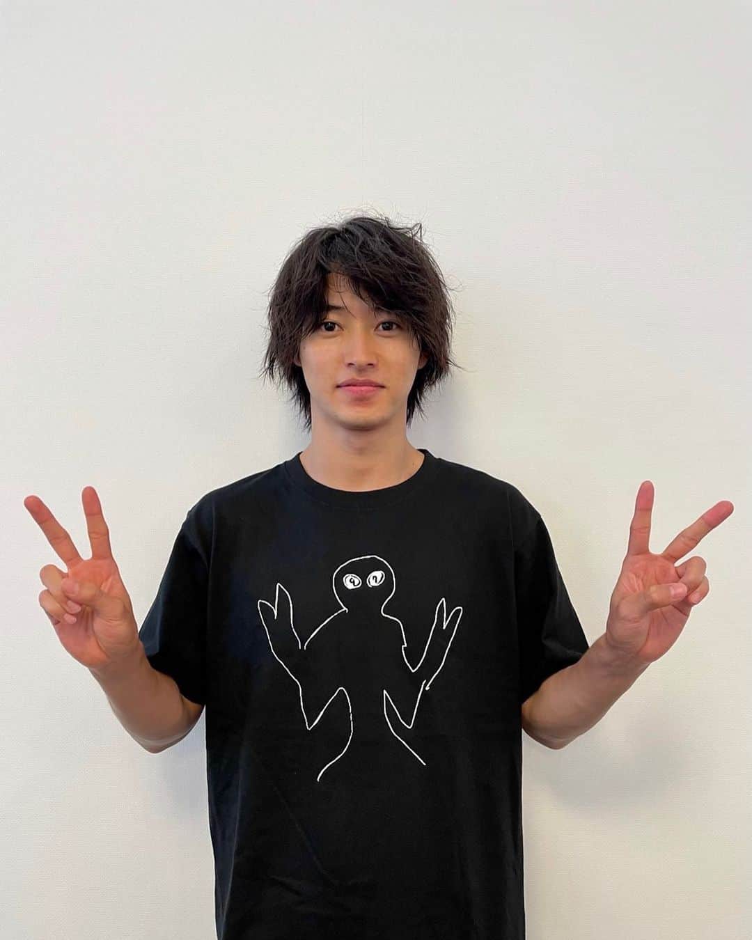 山﨑賢人のインスタグラム：「カレンダーの9月は 自分で写真に絵を描いてみました そしたらこんなTシャツができました」