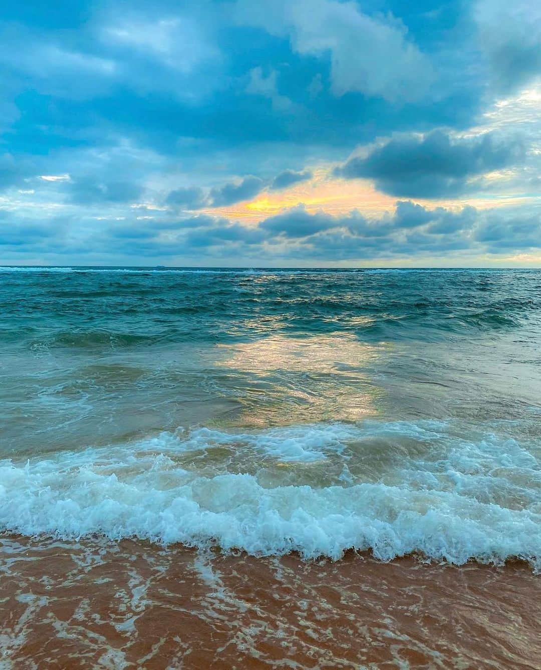 SURFER'S Diane / サーファーズダイアンのインスタグラム：「幸せはいつも近くに。 私にとっては、海のある毎日が宝物！  photo by@waz_tennakoon」
