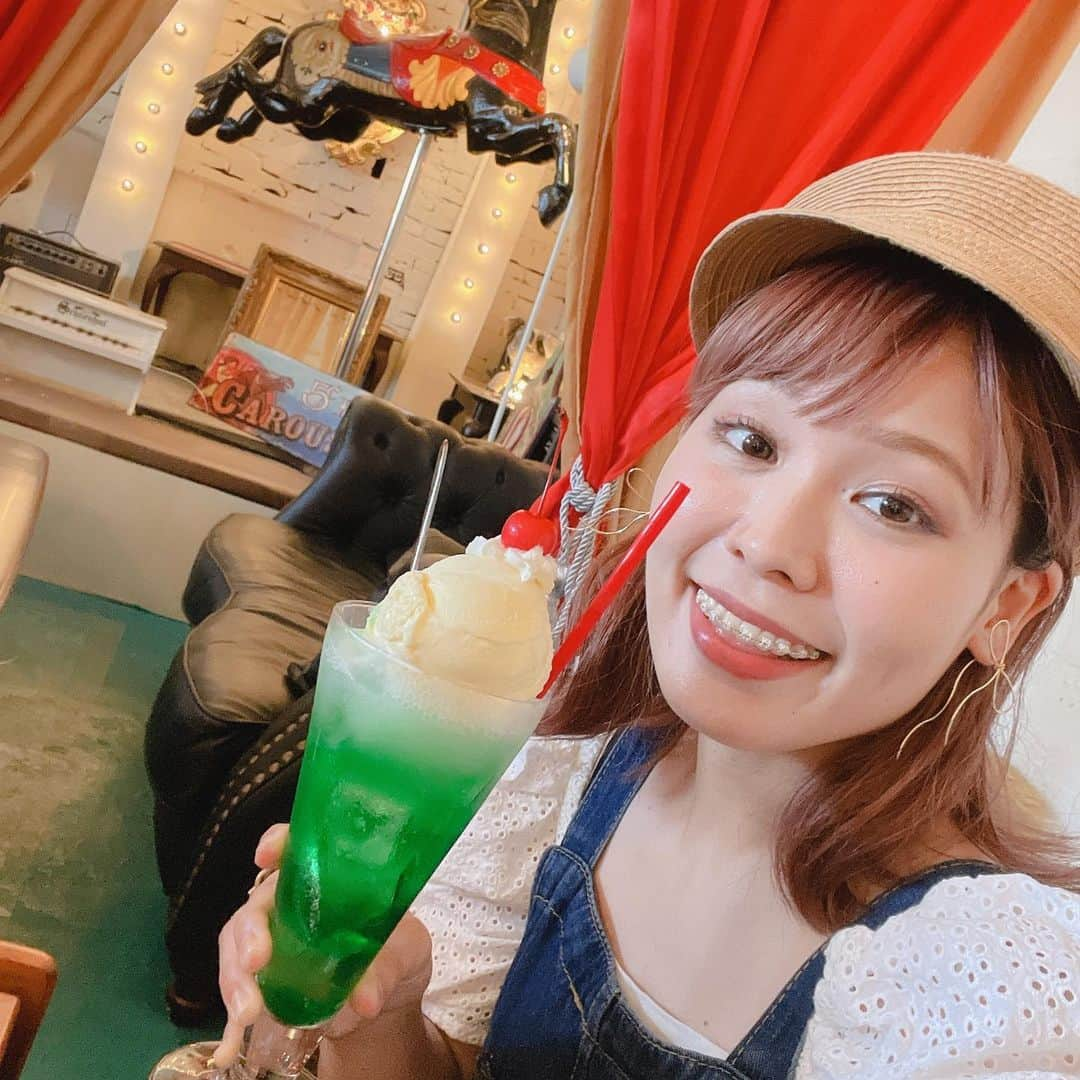 MAIKO さんのインスタグラム写真 - (MAIKO Instagram)「#メロンクリームソーダ🍈  #美味しいし居心地のいい場所 @underscore_coffeestand_   #歯列矯正が懐かしい🦷 #矯正取れて嬉しいけど #歯列矯正スマイル結構好きなんだよなぁ〜」10月9日 22時40分 - maiko_oops