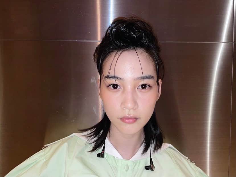 のん（能年玲奈）さんのインスタグラム写真 - (のん（能年玲奈）Instagram)「本日のヘアメイク。 いつも、ライブのヘアいかしてます。 目はラメラメついてます。好き。✌️💄  Hair&make : Shie Kanno」10月9日 22時42分 - non_kamo_ne