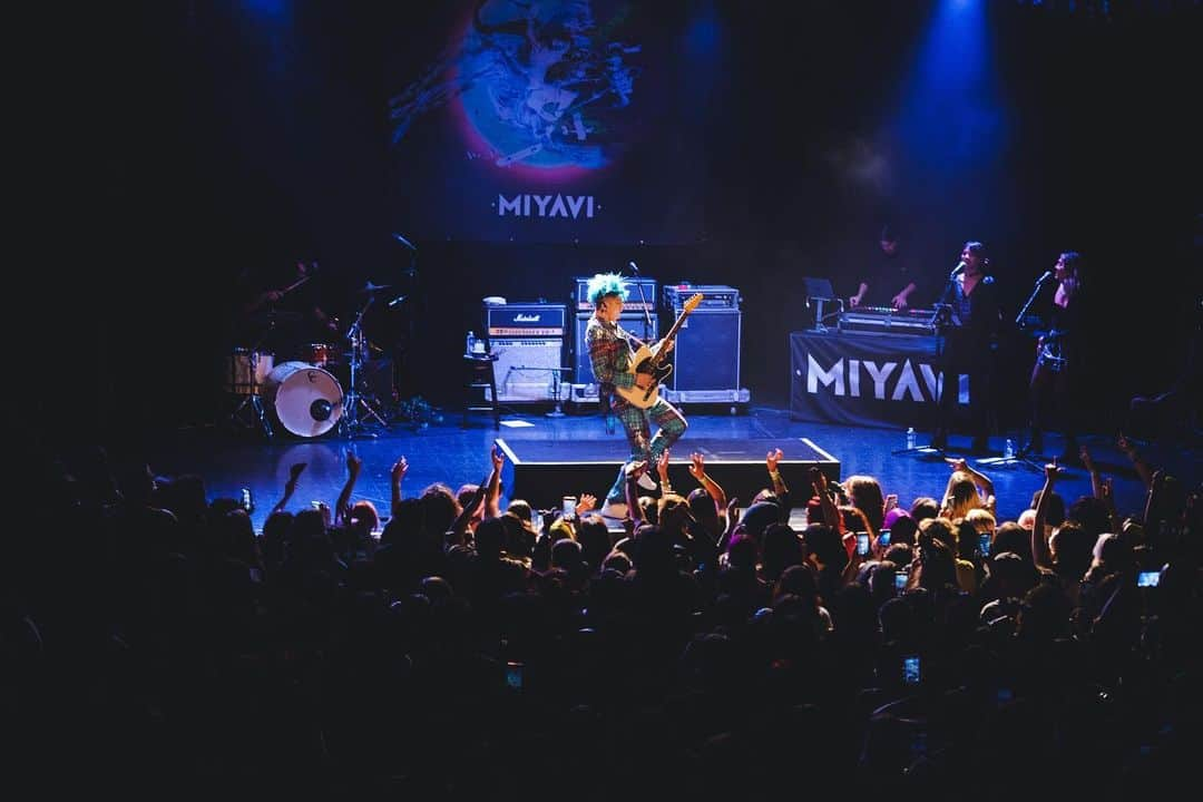 雅-MIYAVI-さんのインスタグラム写真 - (雅-MIYAVI-Instagram)「Rocked LA!!!!!! Such lovely and happy (and crazy of course) crowd. It was such a sweet reunion n celebration of the power of music. Love you guys. I feel strong to be with you. I scream, you amplify, and we rock the world. Together. Thanks. Good night. I mean good morning since I just woke up. Can’t wait to rock with you again very soon. Love you all. M #MiyaviImaginary」10月9日 22時43分 - miyavi_ishihara