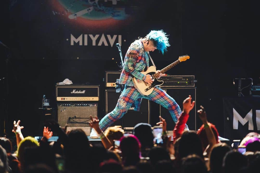 雅-MIYAVI-さんのインスタグラム写真 - (雅-MIYAVI-Instagram)「Rocked LA!!!!!! Such lovely and happy (and crazy of course) crowd. It was such a sweet reunion n celebration of the power of music. Love you guys. I feel strong to be with you. I scream, you amplify, and we rock the world. Together. Thanks. Good night. I mean good morning since I just woke up. Can’t wait to rock with you again very soon. Love you all. M #MiyaviImaginary」10月9日 22時43分 - miyavi_ishihara