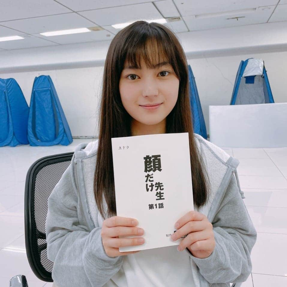 田幡妃菜さんのインスタグラム写真 - (田幡妃菜Instagram)「今夜11時40分から「顔だけ先生」始まります！  今回初めてレギュラーキャストとして出演させてもらうことになり、みずきという役に対して真剣に向き合いました。 みずきを演じながら、この子はほんとに心が強い子なんだなと日々感じています。 みずきの覚悟と共に一生懸命頑張っているので、是非皆さんに見ていただけると嬉しいです！  実はこの写真クランクイン日の朝でとても緊張しています！(笑)  #顔だけ先生」10月9日 22時44分 - tabatahina_official