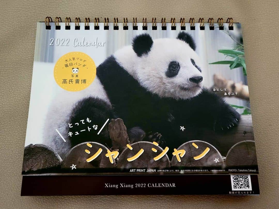 小野友葵子さんのインスタグラム写真 - (小野友葵子Instagram)「毎年買っているパンダちゃん卓上カレンダー。 . 2022年のを買いました。📅 . 🐼シャンシャン🐼 . いつも母の分も買って、実家に送ります。  . 双子ちゃんの名前が決まりましたね。  🐼シャオシャオ（暁暁）くん 🐼レイレイ（蕾蕾）ちゃん . １月公開予定とのこと。早く会いに行きたいです～！💕 . 🇮🇹Calendario del panda. . 🎼お知らせ🎼 🎵2021/10/30（土） 小野友葵子プロデュースコンサート『BEGLI AMICI2021～愛と死、そして生きる～』 イタリア文化会館アニェッリホール https://ameblo.jp/onoyukiko/entry-12688045563.html . 🎵2021/11/22（月） 小野友葵子ソプラノコンサートwithストリングス 『シネマ＆ミュージカルの夕べ』 サントリーホール ブルーローズ https://ameblo.jp/onoyukiko/entry-12691962698.html . 🌹Ameba、Facebook、Twitter、YouTubeもやっています。『小野友葵子』で検索してね。🌹 . #小野友葵子 #パンダ #パンダちゃん #パンダカレンダー #来年のカレンダー #卓上カレンダー #シャンシャン #シャンシャンカレンダー #シャオシャオ #レイレイ」10月9日 22時56分 - yukikoonosoprano