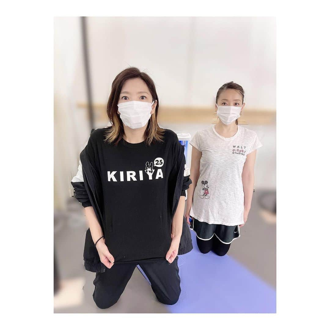 瀬奈じゅんさんのインスタグラム写真 - (瀬奈じゅんInstagram)「⁡ ⁡ やはり、この方と一緒に歌い踊らせて頂くのは、何とも言えない高揚感があるのです。 隣にいるのがしっくりくるのです。 そして守らねば！という謎の男役スイッチが入るのです。 ⁡ まっ、私が守る必要なんて無い位、肝が据わっていらっしゃいますし、守られているのは私の方なのですがね……。 ⁡ 因みに普段一緒にいる時はまったく男役スイッチは入りませんし、守る気も起きません笑。 ⁡ そして今日も賄賂を頂きました……父の好物だった「なが餅」。 ⁡ ……怖い。 ⁡ ⁡ #男役スイッチ #すぐ見つかる #彩乃かなみ さん #彩乃先輩 …どうか #お守り下さい 笑 ⁡ #何の賄賂やろか #愛という名の賄賂 …。 #おそろしや ⁡ #今日のTシャツは #KIRIYA  #ひろむに包まれて 笑」10月9日 23時19分 - junsena_official