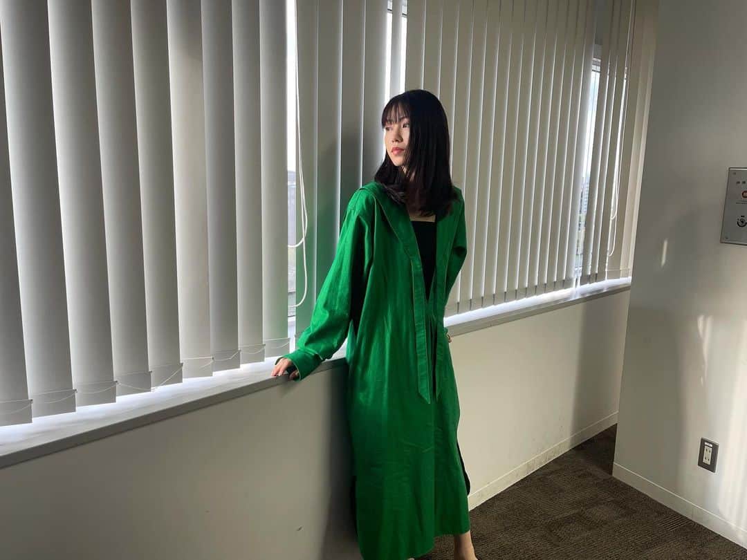 横山由依のインスタグラム：「オーダーしてからずーっと、 着るのを楽しみにしていたお洋服💚  @jun_mikami_official」