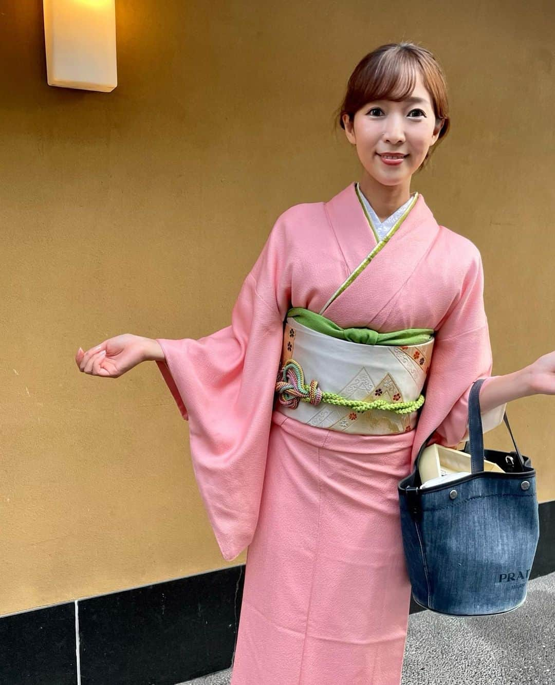 小野澤玲奈さんのインスタグラム写真 - (小野澤玲奈Instagram)「いっぱい笑った久々の家族時間😂 ３か月分笑った😂  このお着物は何十年も前の、たぶんおばあちゃんのだけど きれいな色だな本当に💕  ＊＊＊＊ 静岡に帰って ２ヶ月前打てなかった２回目ワクチンへ。 県のモデルナ接種会場はスムーズで親切で本当にありがたかったです。 少し腕が痺れて不安な顔をしていたからか 白髪のお医者さんがにこにこしながらこちらに駆けて来て ヒアリングでそれなら大丈夫と、不安を取り除いてくださいました🥺  予約枠まだまだあるようです。  #🎀 #着物 #家紋  #🍄 #マリオ ？ #赤坂 #にのまえ  #笑いすぎて疲れた  #家族時間  #ワクチン #モデルナ難民」10月9日 23時39分 - reina.onozawa