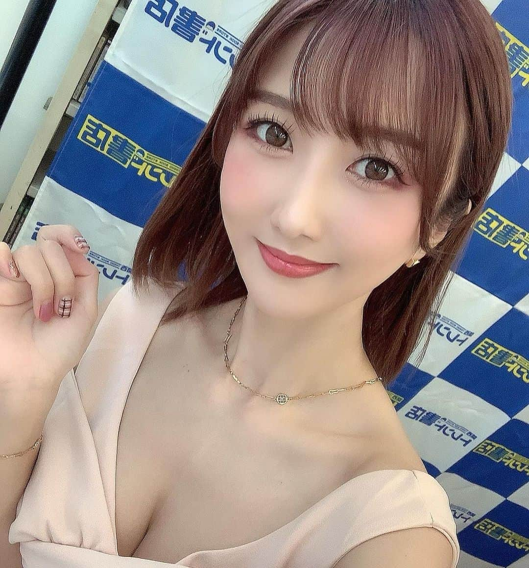 大槻ひびきさんのインスタグラム写真 - (大槻ひびきInstagram)「久しぶりの大阪イベント🌸 やっとみんなに会えたー！ 会いに来てくれた皆さん ありがとうございました🥰  #osaka」10月9日 23時54分 - yanhibi0221