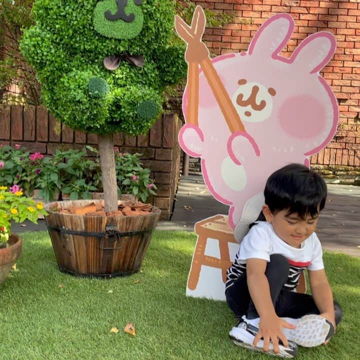 知念芽衣のインスタグラム：「私のマネをして、 気持ちいいんだ〜と言っています🤗  この時期の那須は本当に気持ち良かったです💛  #テディベアミュージアム  #1歳11ヶ月  #1歳11ヶ月男の子」