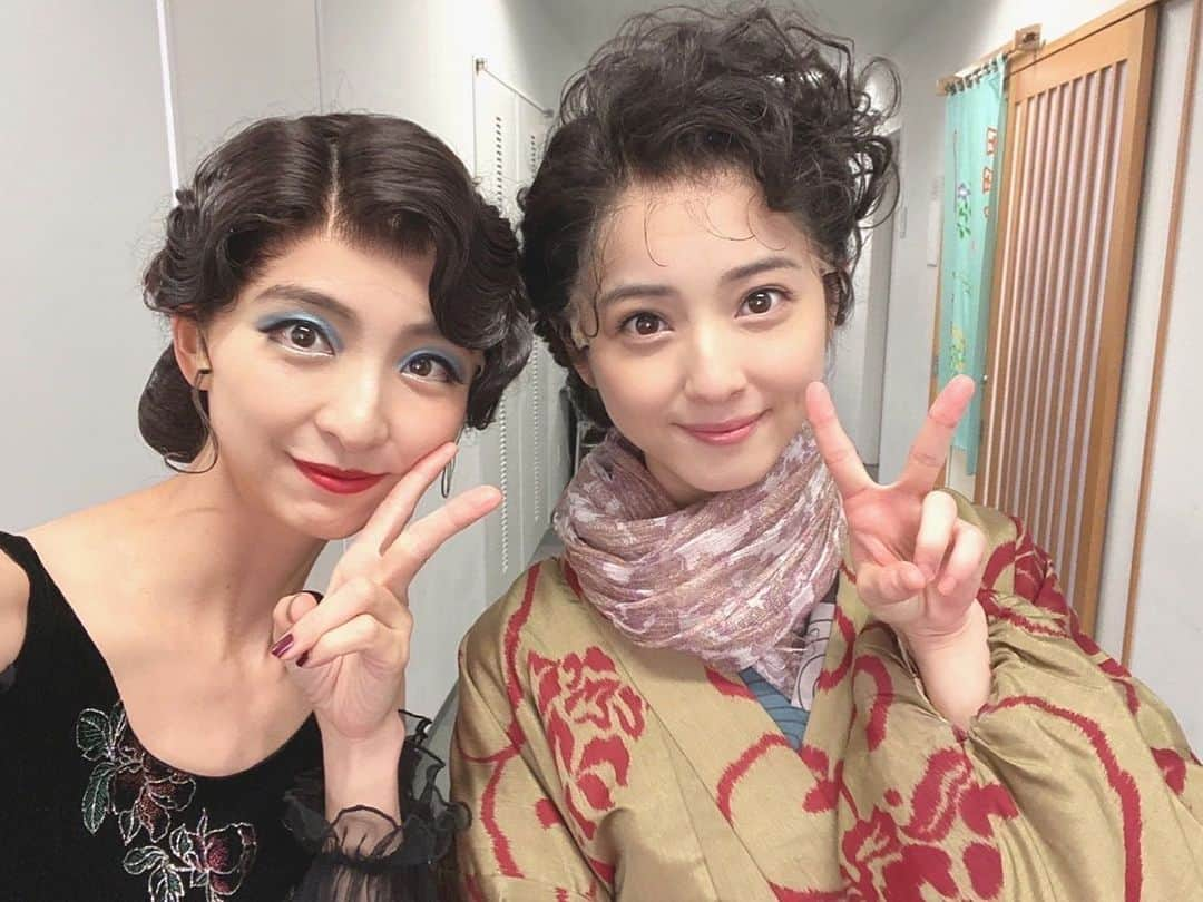 佐々木希さんのインスタグラム写真 - (佐々木希Instagram)「本日は二回公演！ 用もなく、「何となく来てみた〜☺︎」と、まりちゃんの部屋に行ってみたら写真撮ることになり✌️♡  これから夜公演😊 頑張ります！  #篠田麻里子 さん #醉いどれ天使  #新歌舞伎座」10月9日 15時55分 - nozomisasaki_official