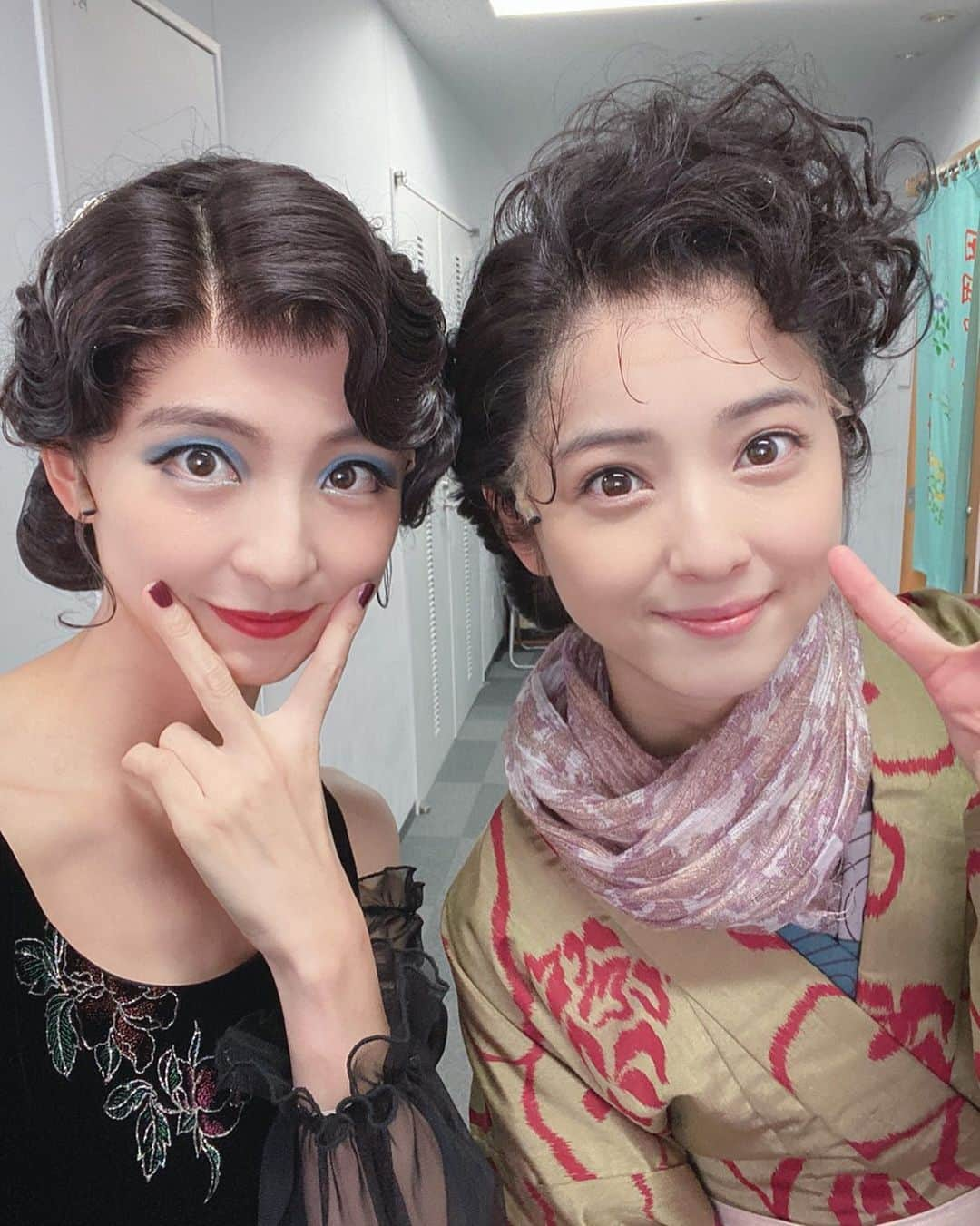 篠田麻里子さんのインスタグラム写真 - (篠田麻里子Instagram)「カツラが馴染んできた2人😂😂  夜公演行ってきます✊  @nozomisasaki_official   #酔いどれ天使#新歌舞伎座」10月9日 16時06分 - shinodamariko3