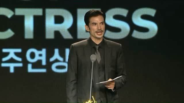 尚玄のインスタグラム：「I'm so honored to be part of #AsianFilmAwards 2021 as a presenter for The Best Actress Award. However I was so nervous and stuttered terribly on the stage in front of all the legendary filmmakers, I really appreciate that @busanfilmfest gave me this wonderful opportunity. Thank you very much!! And finally we will have "#GensanPunch" World Premier tonight!!  昨夜はアジアンフィルムアワードにプレゼンターの一人として参加し、とても素晴らしい経験をさせて頂きました。いざ #イチャンドン 監督や #イビョンホン さんなどアジアを代表するフィルムメーカーたちを目の前にして、急に自分がどれだけの大役を命じられたかに気付き、有り得ないほど緊張してしまいました。アドリブで「自分がノミネートされてるかのように緊張しています。」と白状したら、会場のゲストの方々が拍手で勇気づけてくれたので大分気が楽になりました(笑)。僕は #主演女優賞 の担当だったので、封筒を開けた時に #蒼井優 さんの名前が書かれてあるのを見てとても嬉しかったです。本当におめでとうございました！  さて今夜はいよいよ『#義足のボクサー』のワールドプレミアです！！  @asianfilmawardsacademy  #アジアンフィルムアワード  #BIFF2021 #부산국제영화제 #釜山国際映画祭2021 #쇼겐」