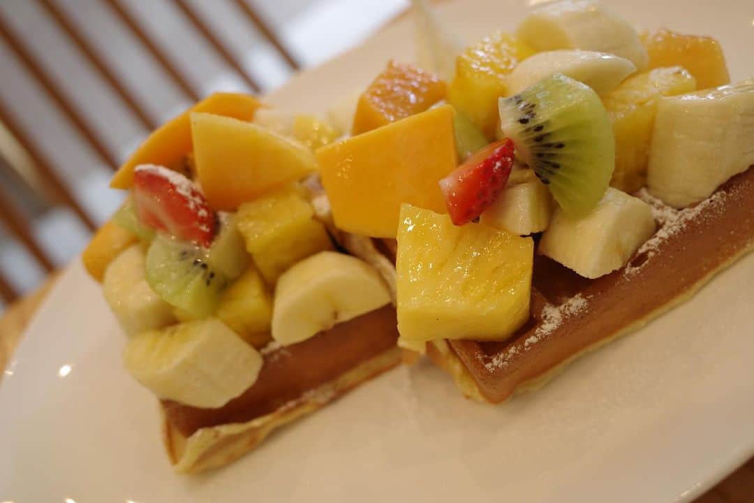 高垣麗子さんのインスタグラム写真 - (高垣麗子Instagram)「* ホッとひと息😌🥝🍓🍌🍍🥭  * #fruit #sweets」10月9日 16時28分 - reikotakagaki