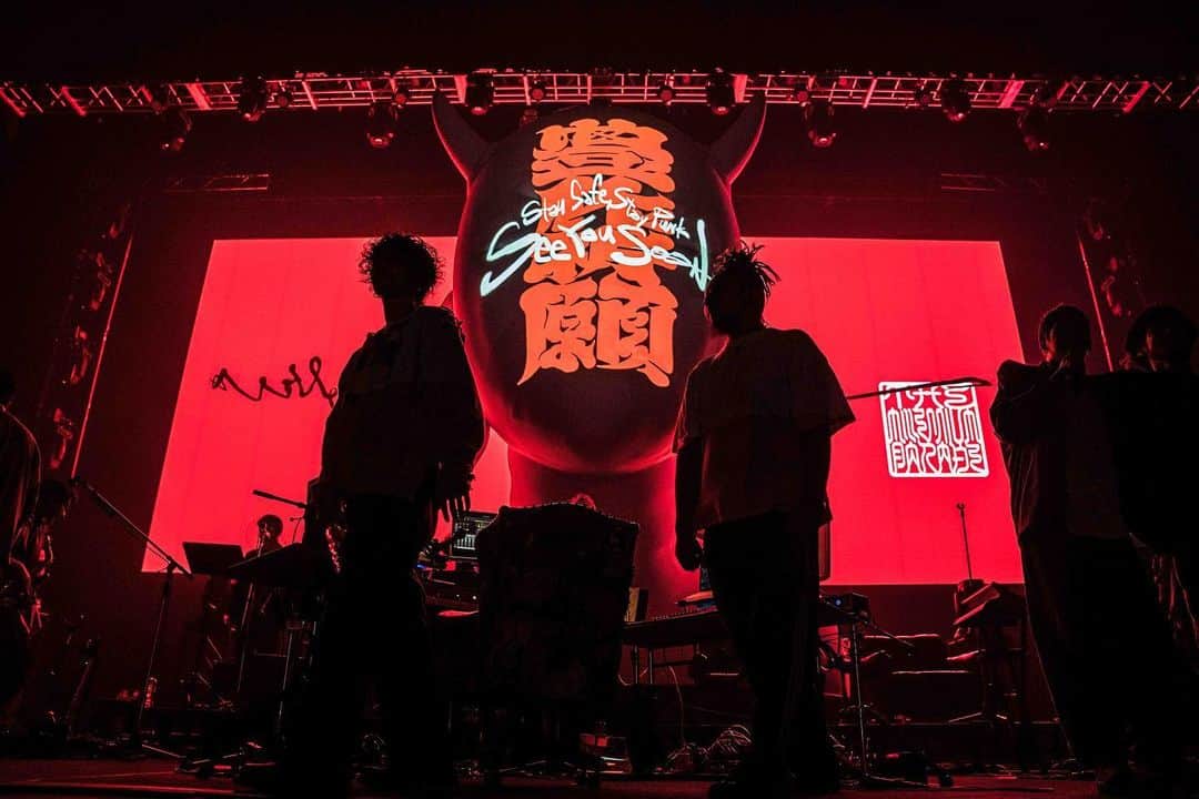 のインスタグラム：「@mllnnmprd  ㅤ The Millennium Parade!!! ツアー完走!!! あったけー!!! ㅤ 今年はデビューアルバム出したり猛烈に活動して参りましたがここから潜伏期間に入ります😶‍🌫️ ㅤ また第二形態でお会いしましょ👽 ㅤ ㅤ #millenniumparade  Photo by @nikku_ject」