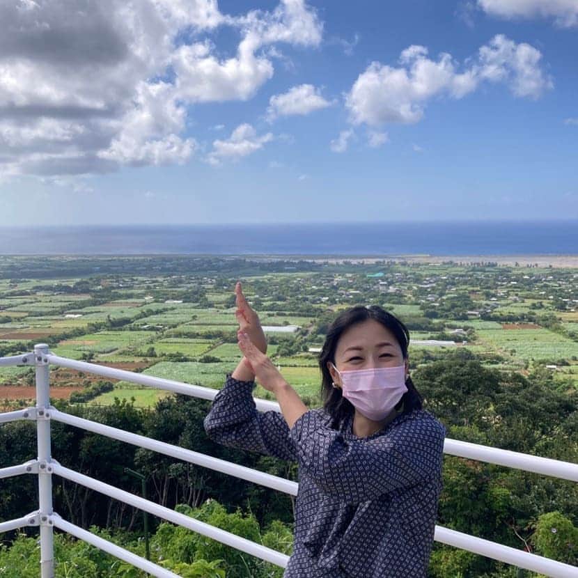 豊平有香のインスタグラム：「徳之島の天城町(あまぎちょう)に行ってきました！徳之島空港を降りたら、そこは天城町✈️  天城町を舞台にした✨Webドラマ✨が完成し、先行上映会の司会をさせていただきました。 ドラマの主役は鹿児島出身のあの人...シャキーン！！...のつもりだったのですが、合ってますか？？  天城町のホームページから https://www.town.amagi.lg.jp/ もしくは天城町公式YouTubeをご覧ください！  第１話から衝撃的です😱  そして、やっぱり奄美群島はイイ🌺」