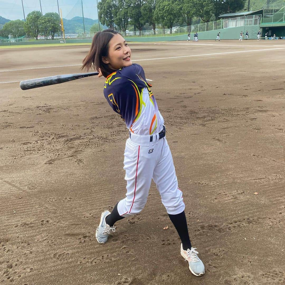 木岡真理奈さんのインスタグラム写真 - (木岡真理奈Instagram)「野球はじめました⚾️  今日のあさコレ！ご覧になっていただいたでしょうか！ 普段のマリハルを知ってもらおうということで 先月からオープニングで 写真を出して色々話しているのですが、 今回は野球のお話をしました。 びっくりしましたか？🤣 私も試合に出ることになるとは思っておらず、びっくりしました。笑 役には立てませんでしたが とても楽しかったです😆 次の機会があれば塁に出たい…！！！  #あさコレ #野球 #草野球 #野球女子」10月9日 16時53分 - kutv_kioka