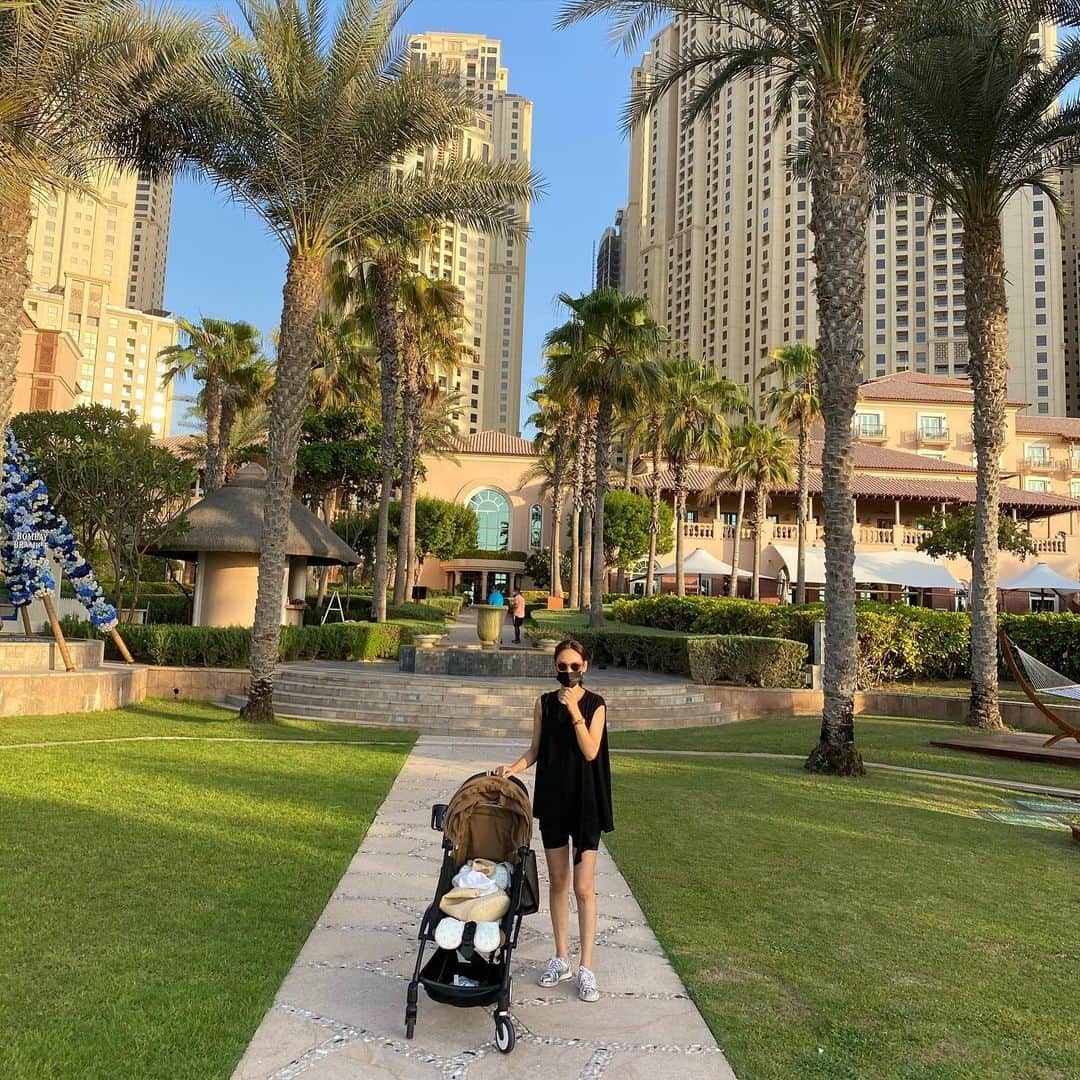 小泉里子のインスタグラム：「@ritzcarltondubai のお庭を散歩。 日本の夏の夕方くらいな気温になったので、初めて芝生の上に座らせてみたら、ギャン泣きしました。笑 芝生が元気良すぎて、チクチクイタタタ😅 でも泣いてる姿がたまらなく可愛かった〜♡ #satokodubai」