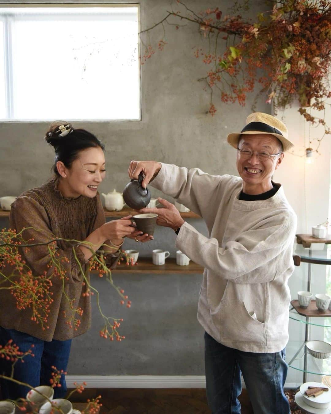 masakiさんのインスタグラム写真 - (masakiInstagram)「「MUG展」 花岡さん自らお茶淹れてくれました♡ おっとっとっとぅ 熱いよ熱いよ あー申し訳ない花岡さん 淹れていただいて あーうまい♡ てね エアーでたのしむ我々。  今日はたくさんの方が展示を観にいらしてくれて、 本当にありがとうございました♡ @hugowar_vintagechic  @longhuagang」10月9日 17時05分 - mogurapicassowols