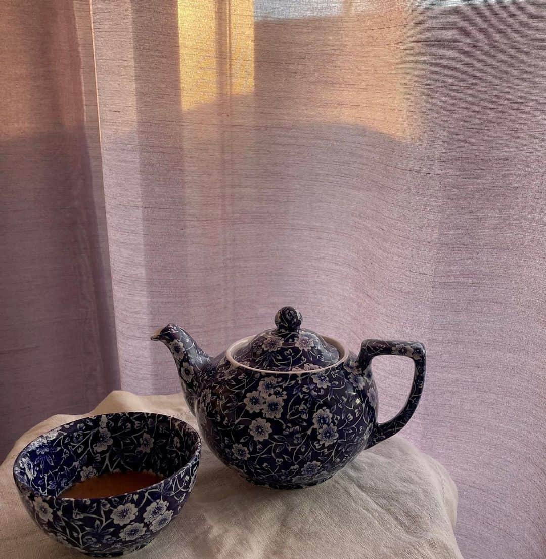 マギーさんのインスタグラム写真 - (マギーInstagram)「Evening tea time🍃💗  ビオセボンでみつけた オーガニックでフェアトレードのチャイ！  とっても美味しい☺️  整体とエステとゴルフの練習に行って あとはお家でゆっくりな土曜日  久しぶりにお家に居れてる それだけで心地が良い」10月9日 17時09分 - maggymoon